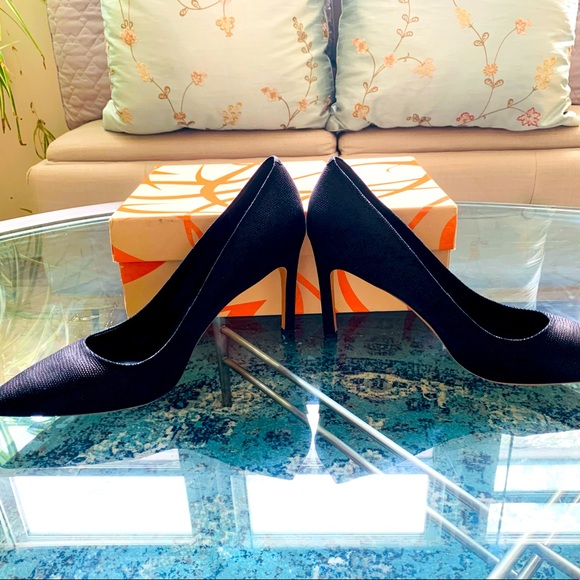 ✨ Via Spiga✨ Black V-Idalis Textured Leather Pumps - Picture 8 of 13